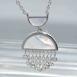 RI01097þCOLLIER DEMI CERCLE NACRE
